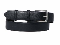 Men belts - Classic Gentleman belts - 99910858 / 35, nikelj saten Klasični moški usnjeni pasovi so sestavljeni iz dveh plasti. Moški usnjeni pasovi so izdelani iz govejega usnja, serija 130000. Usnjeni pasovi izvedbe klasik so podloženi s plastjo iz recikliranega usnja. Moški pasovi imajo zaponko na usnjenem jezičku z vijakom pritrjeno na usnjen pas kar vam omogoča enostavno krajšanje.